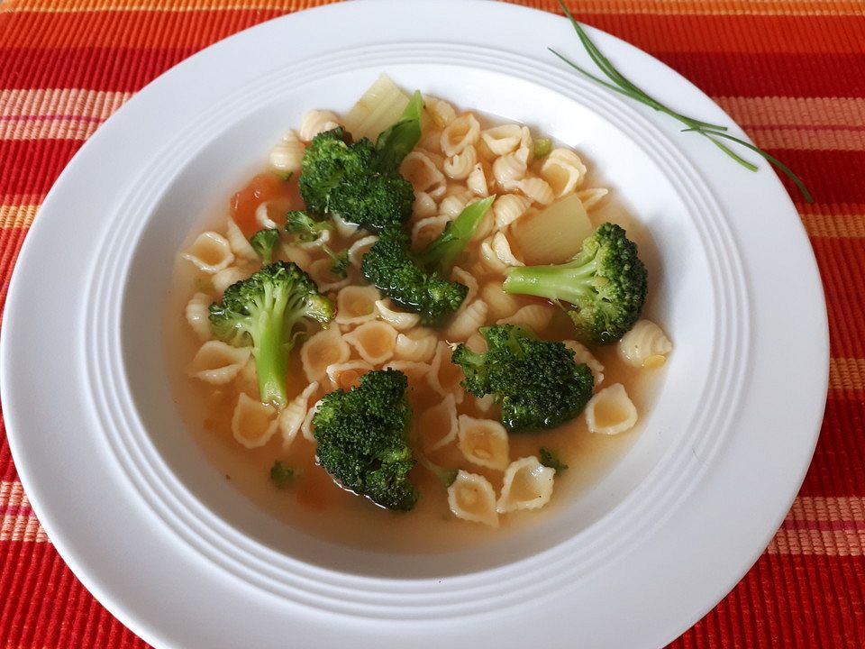 Brokkoli-Gemüsesuppe mit Roten Linsen und Nudeln von coquelicot| Chefkoch