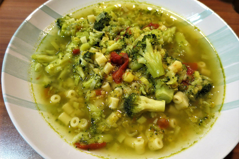 Brokkoli-Gemüsesuppe mit Roten Linsen und Nudeln