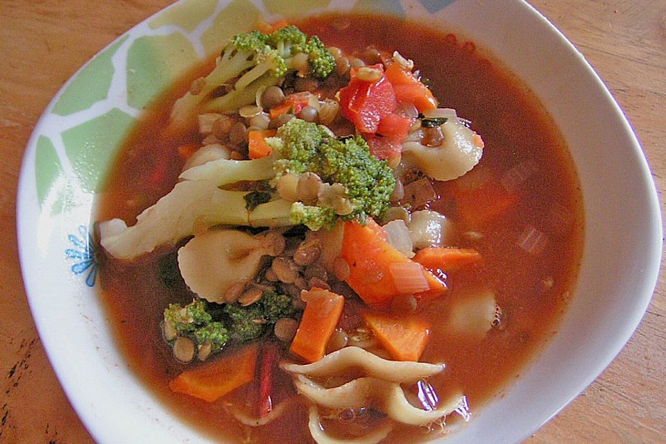 Brokkoli-Gemüsesuppe mit Roten Linsen und Nudeln