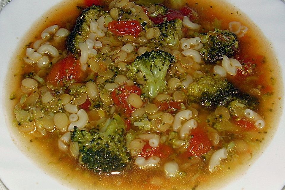 Brokkoli-Gemüsesuppe mit Roten Linsen und Nudeln