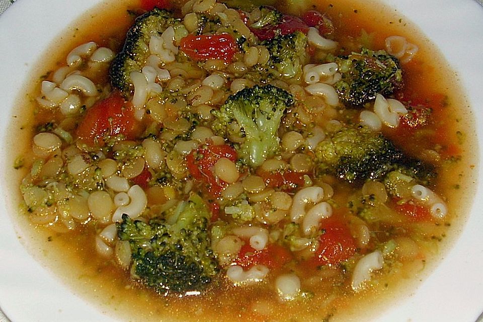 Brokkoli-Gemüsesuppe mit Roten Linsen und Nudeln