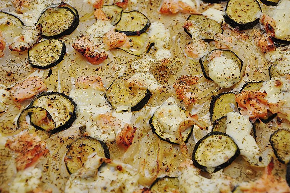 Pizza mit Lachs, Fenchel und Zucchini