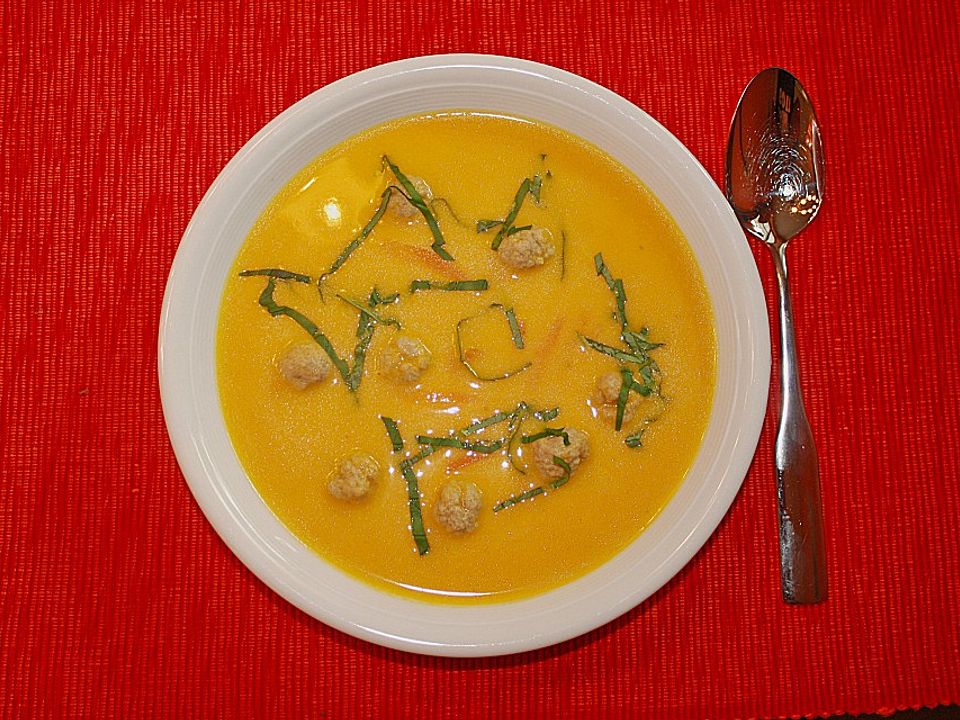 Möhrenrahmsuppe mit Klößchen und Basilikum von wiesch1965| Chefkoch
