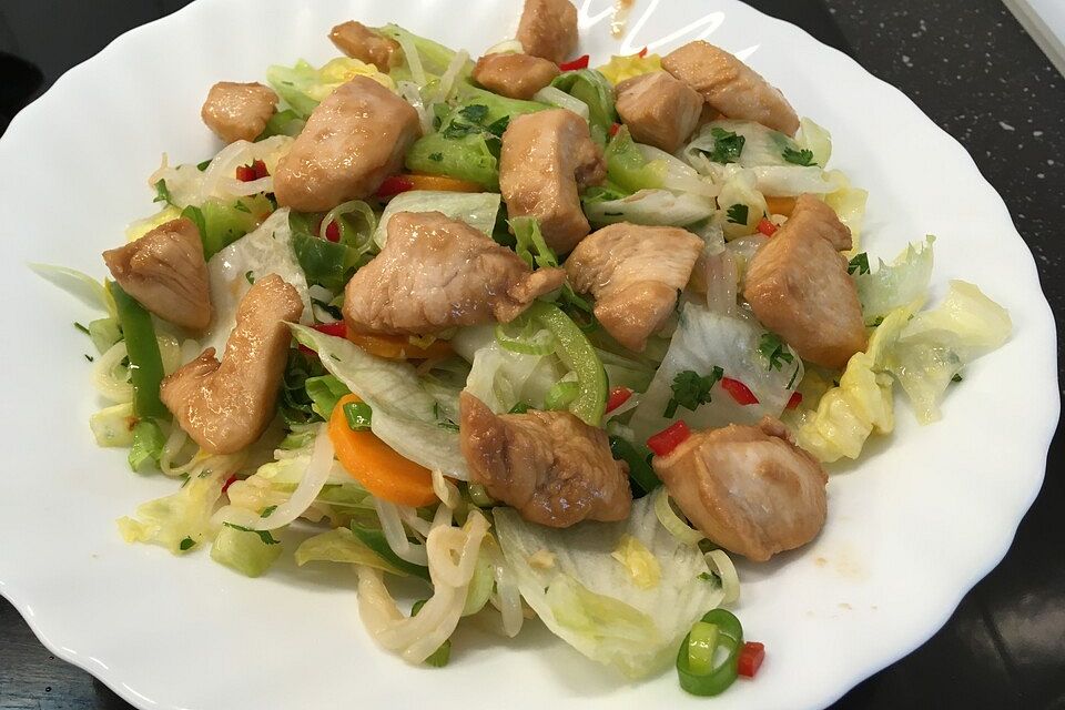 Asiatischer Eisbergsalat mit gebratener Hühnerbrust