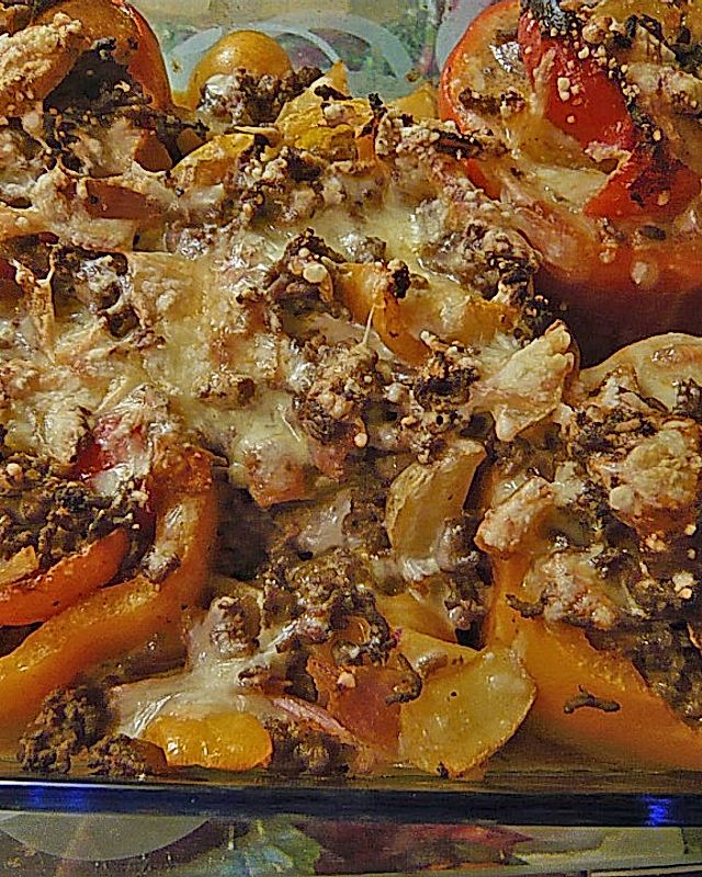 Gefüllte Paprika mit angebratenem Hackfleisch und Kartoffeln überbacken