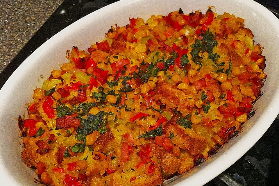 Auflauf mit Maisbrot, Paprika, Schinken, Mais