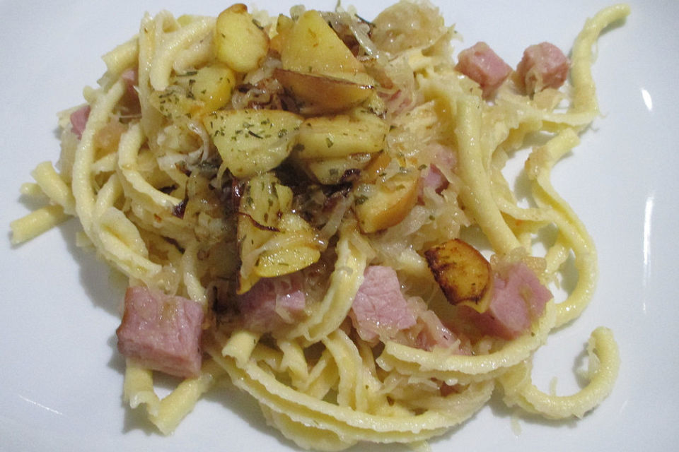 Spätzle-Sauerkraut-Pfanne mit Kasseler