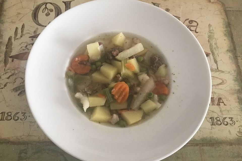 Gemüsesuppe mit Fleischwurst