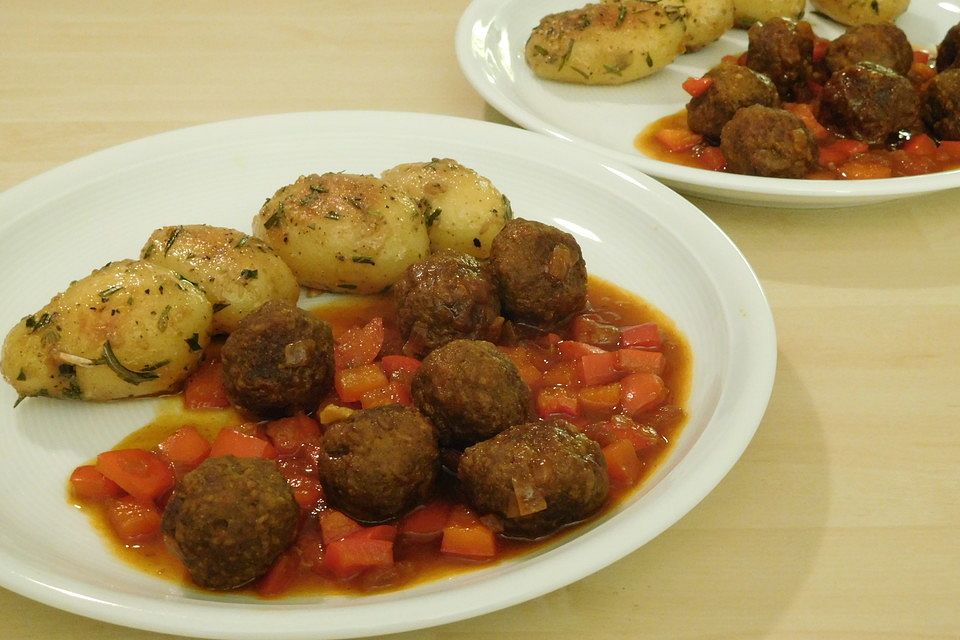 Zimt-Koriander-Bällchen in Pfeffer-Paprikasauce Zimt-Koriander-Bällchen in Pfeffer-Paprikasauce