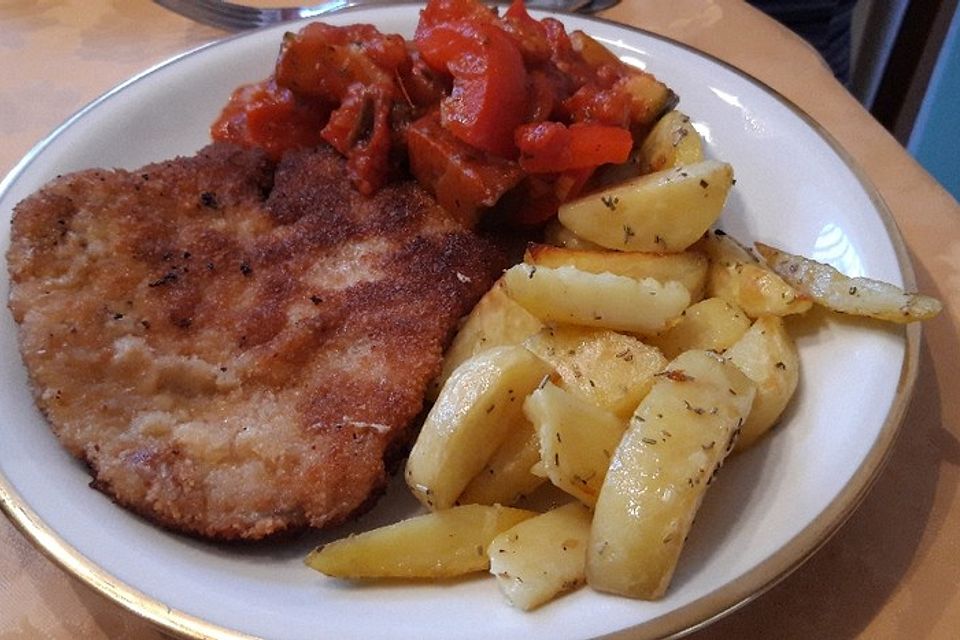 Panierte Schnitzel mit Paprika-Fleischwurst-Tomatensauce