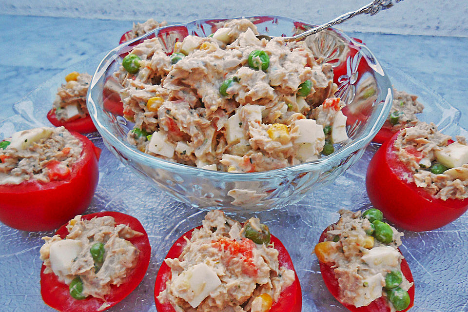 Thunfisch-Gemüsesalat in Tomaten