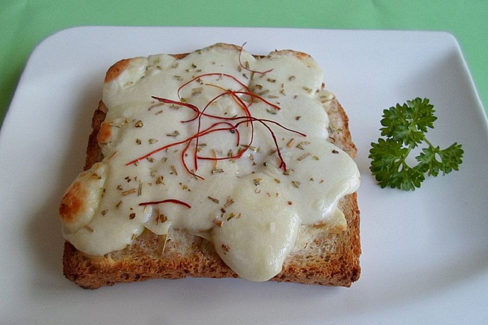 Überbackenes Naan-Brot mit Mozzarella und Knoblauch