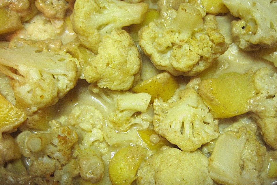 Blumenkohl und Kartoffeln in Currysahne