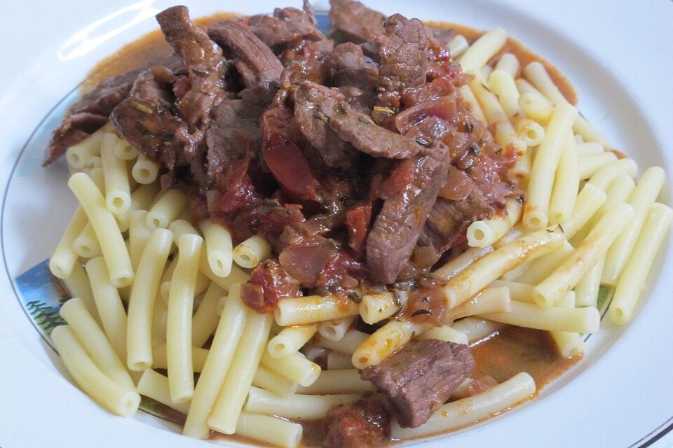 Nudeln mit Rindergeschnetzeltem in Tomaten-Zwiebel-Rotweinsahne