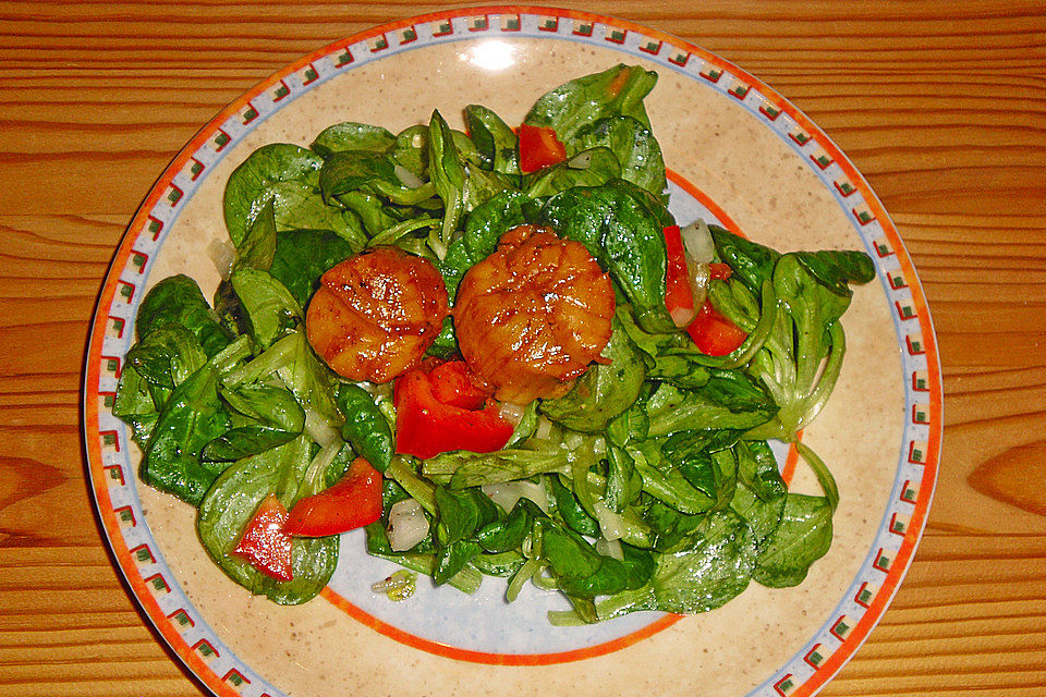 Jakobsmuscheln auf Feldsalat gebettet