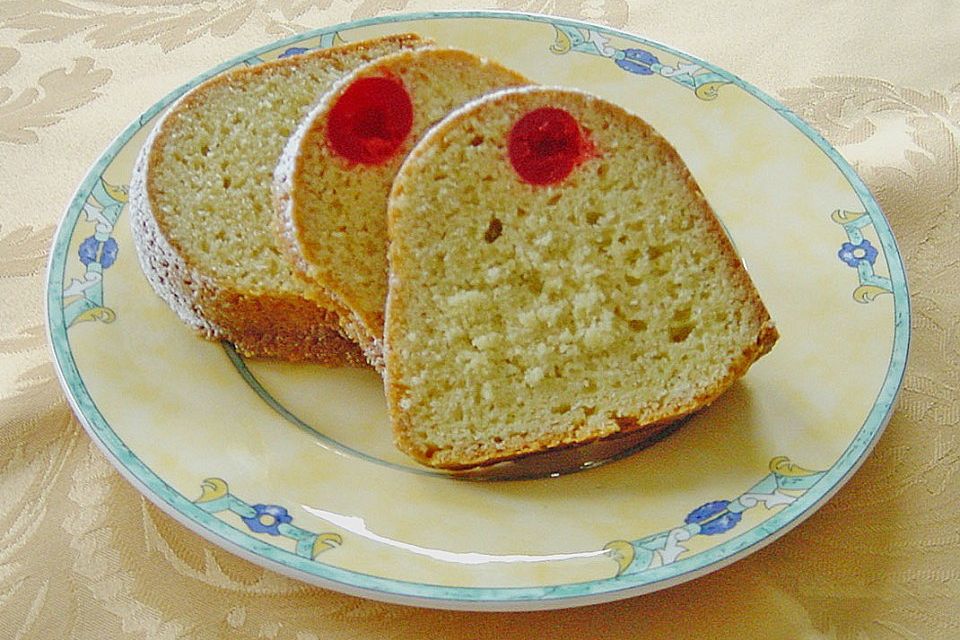 Vanillegugelhupf mit Amarenakirschen