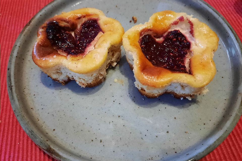 Mini-Cheesecakes mit Himbeerherzchen