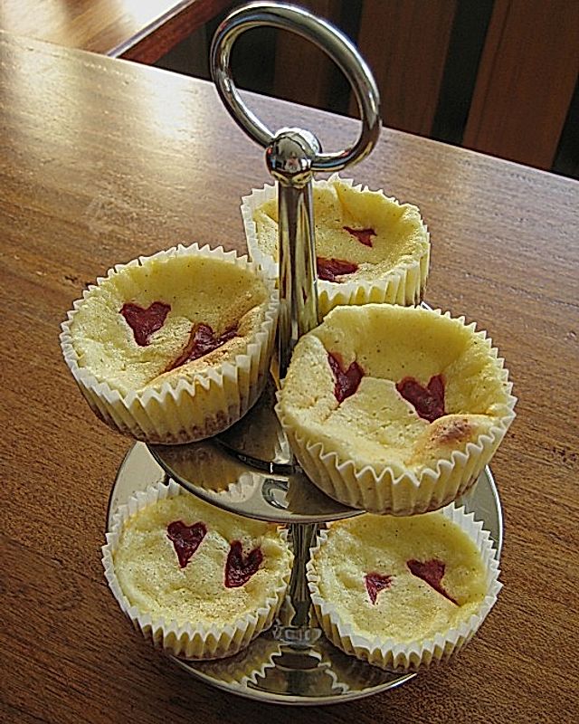 Mini-Cheesecakes mit Himbeerherzchen