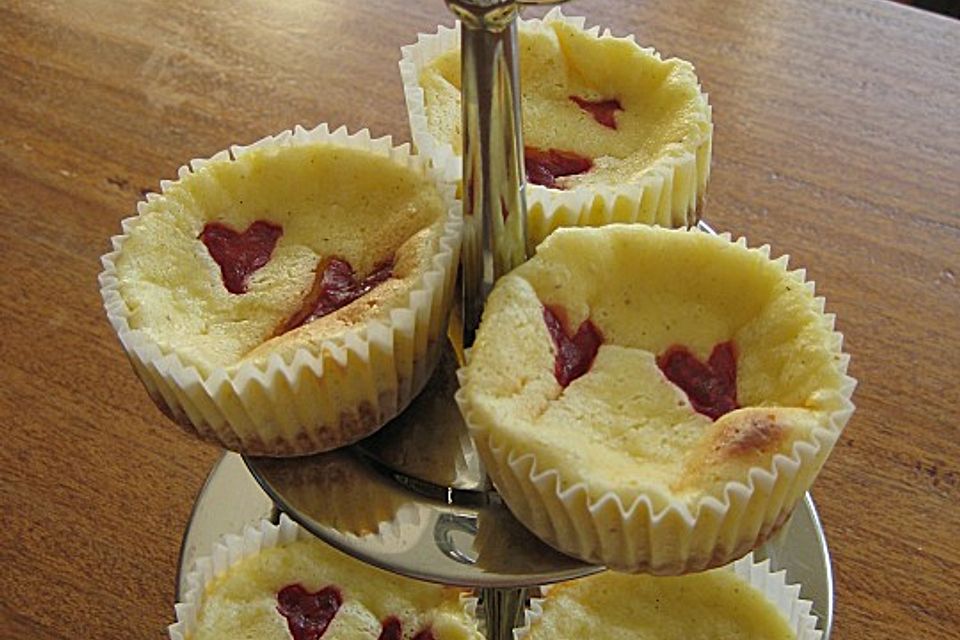 Mini-Cheesecakes mit Himbeerherzchen