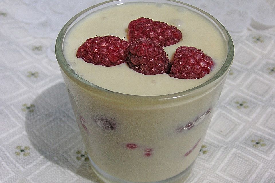 Weiße Schokomousse mit Himbeeren