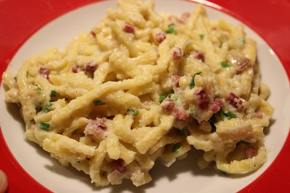 Käsespätzle mit Speck, Sahne und Zwiebeln