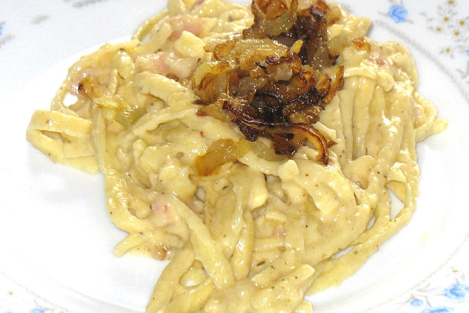 Käsespätzle mit Speck, Sahne und Zwiebeln