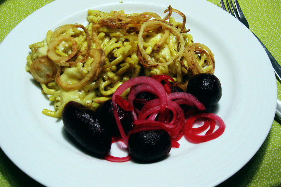 Käsespätzle mit Speck, Sahne und Zwiebeln