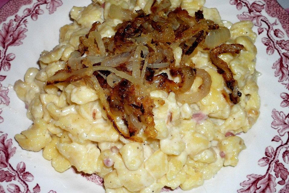 Käsespätzle mit Speck, Sahne und Zwiebeln