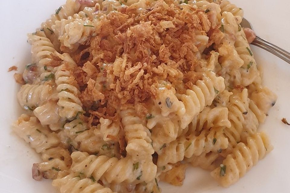 Käsespätzle mit Speck, Sahne und Zwiebeln