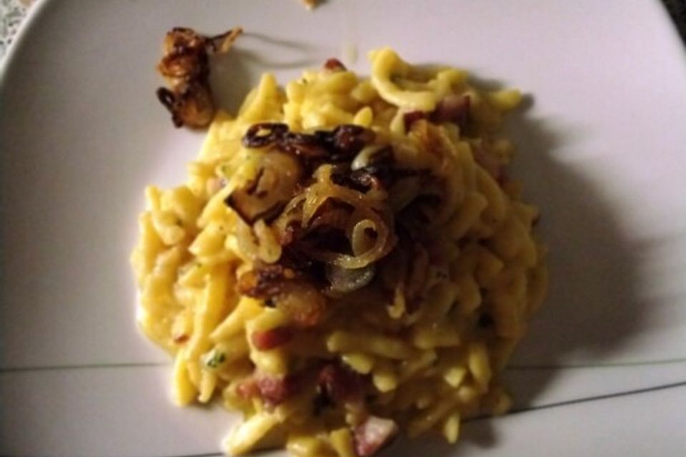 Käsespätzle mit Speck, Sahne und Zwiebeln