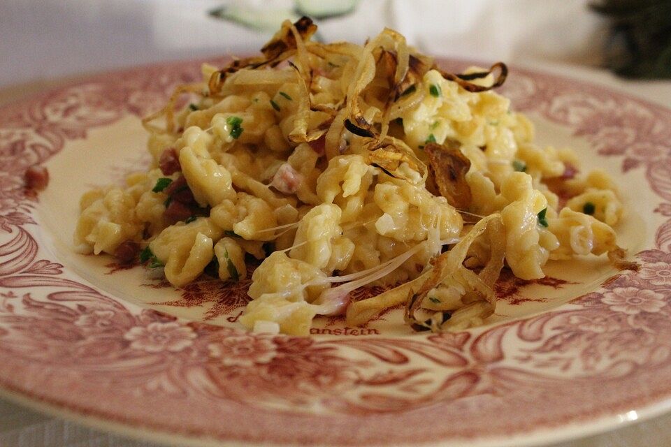 Käsespätzle mit Speck, Sahne und Zwiebeln