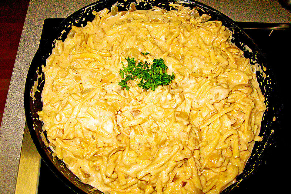 Käsespätzle mit Speck, Sahne und Zwiebeln