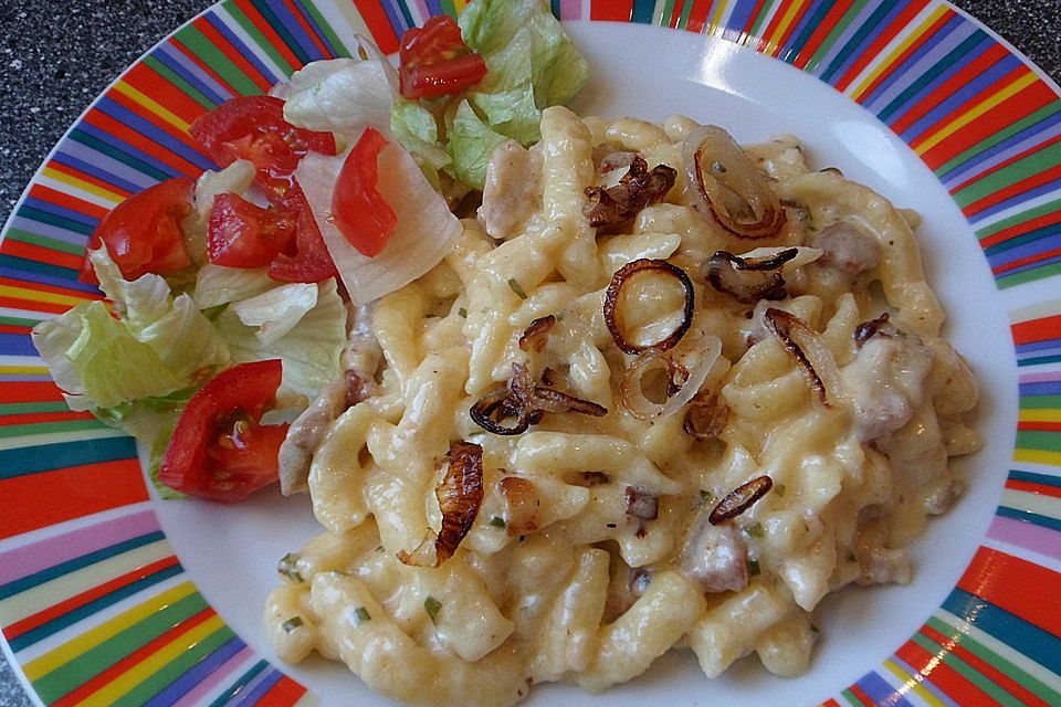 Käsespätzle mit Speck, Sahne und Zwiebeln