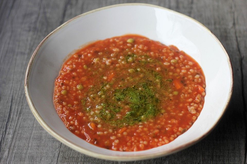 Tomatensuppe mit Graupen und Pesto