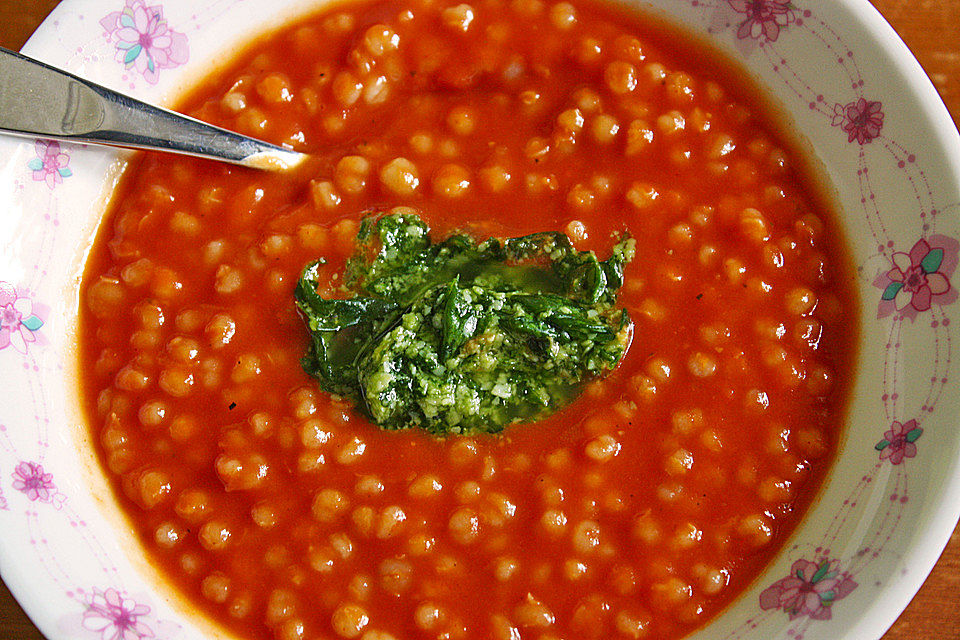 Tomatensuppe mit Graupen und Pesto