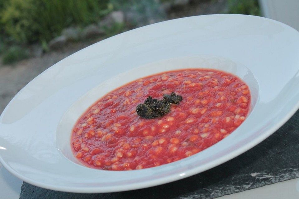 Tomatensuppe mit Graupen und Pesto