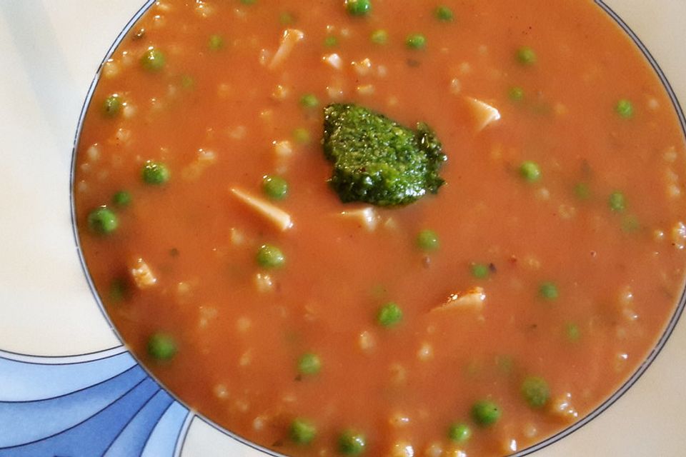 Tomatensuppe mit Graupen und Pesto