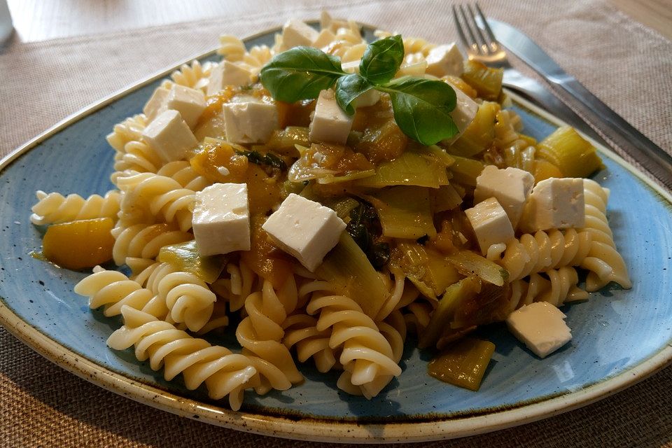 Mango-Lauch Pasta mit Schafskäse