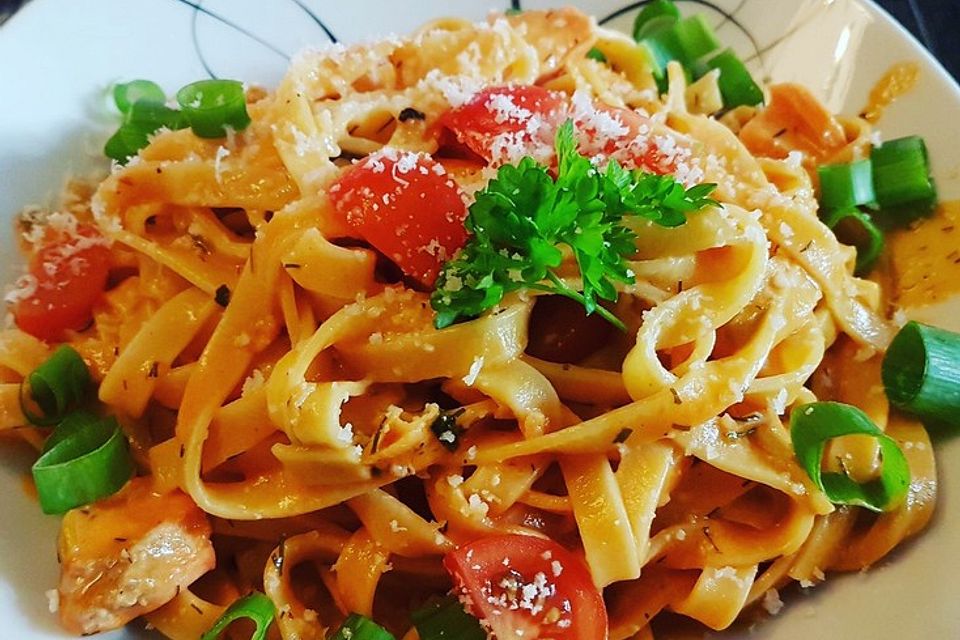 Tagliatelle al Salmone