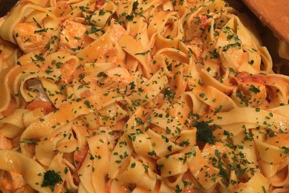 Tagliatelle al Salmone