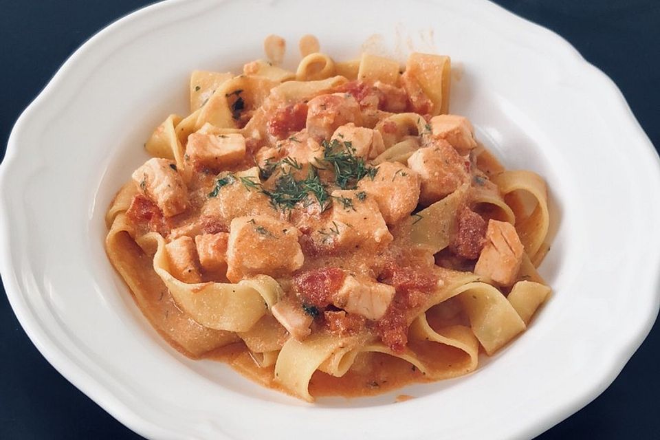 Tagliatelle al Salmone