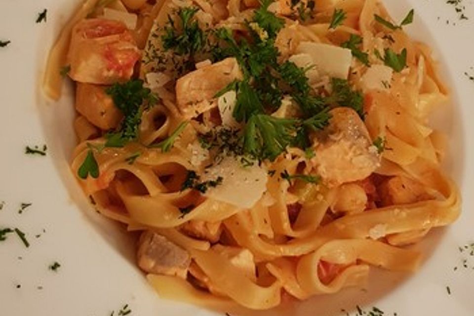 Tagliatelle al Salmone