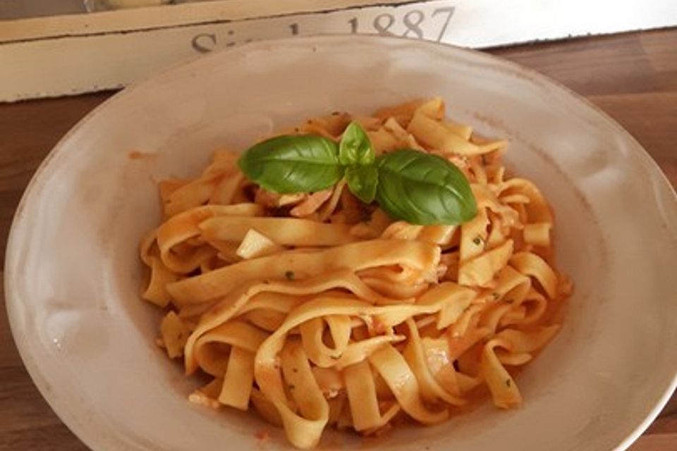 Tagliatelle al Salmone