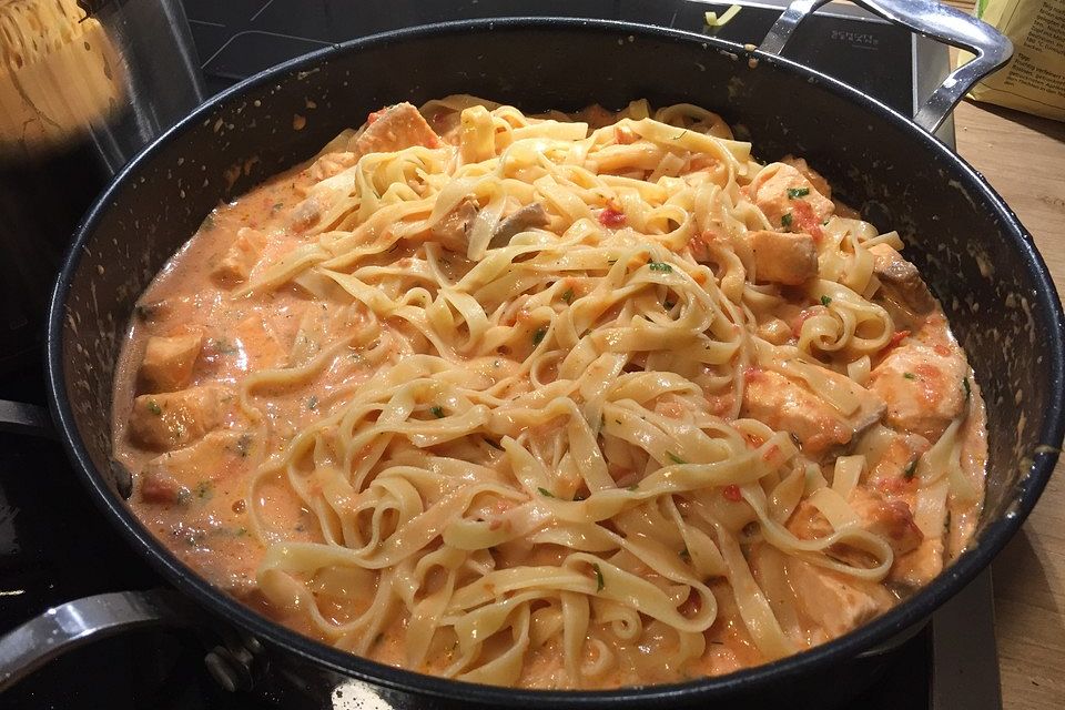 Tagliatelle al Salmone