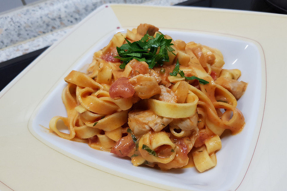 Tagliatelle al Salmone