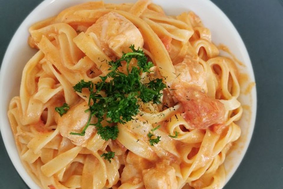 Tagliatelle al Salmone