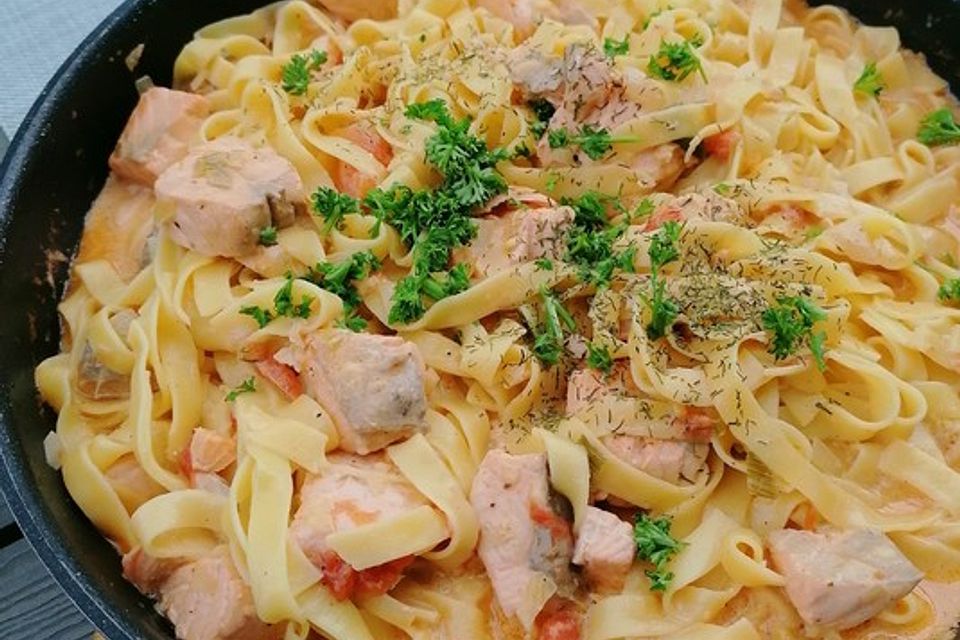 Tagliatelle al Salmone