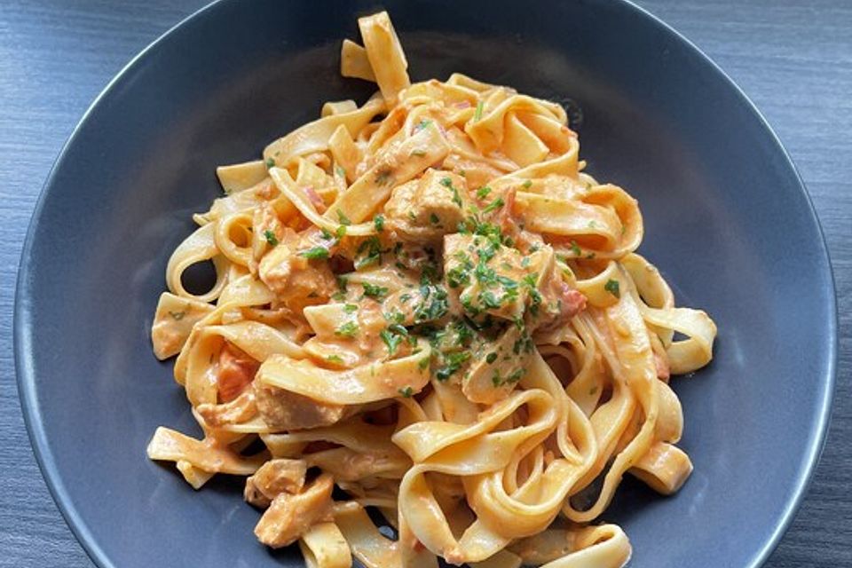 Tagliatelle al Salmone