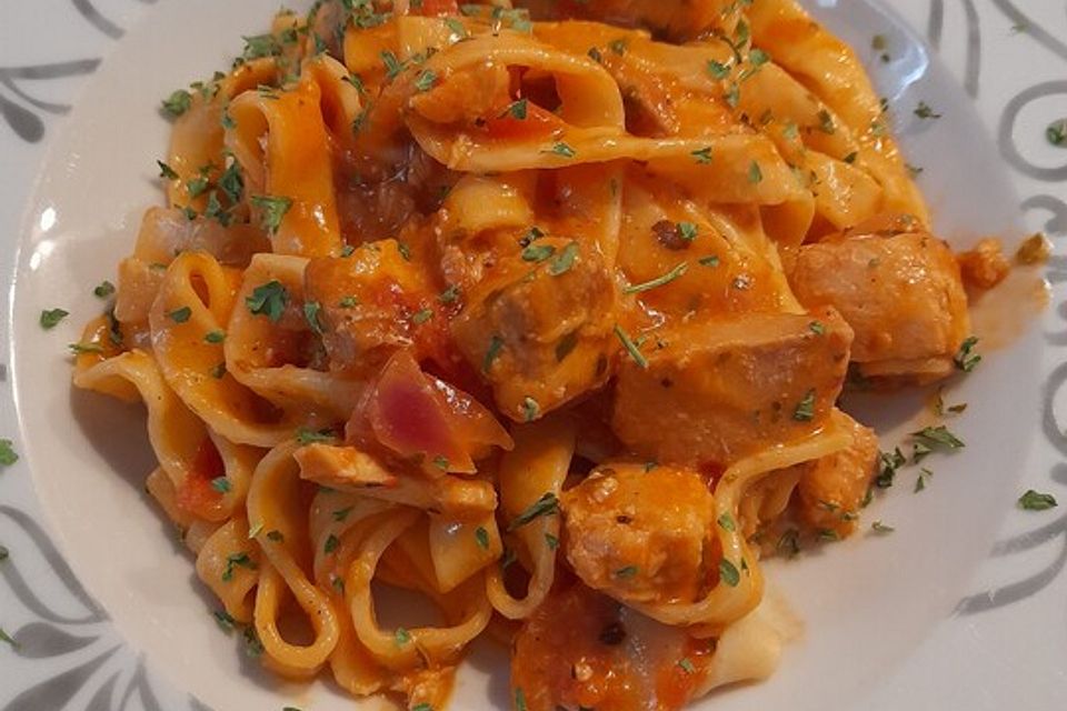 Tagliatelle al Salmone