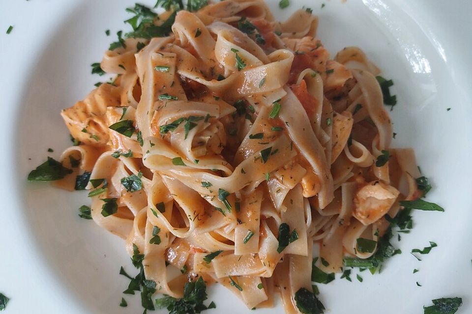 Tagliatelle al Salmone